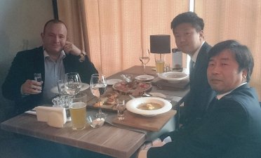 После заключения контракта с бизнес-партнерами, Южная Корея